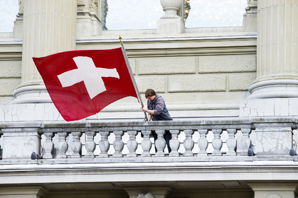 Bundeshaus immer mit Schweizerfahne